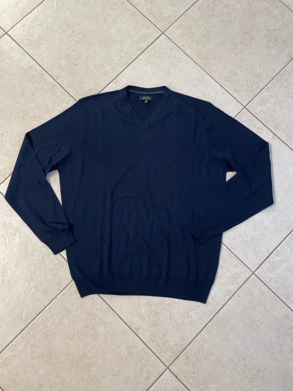 Tahari Men's V-Neck wool blend Sweater in Navy Blue Made in Italy